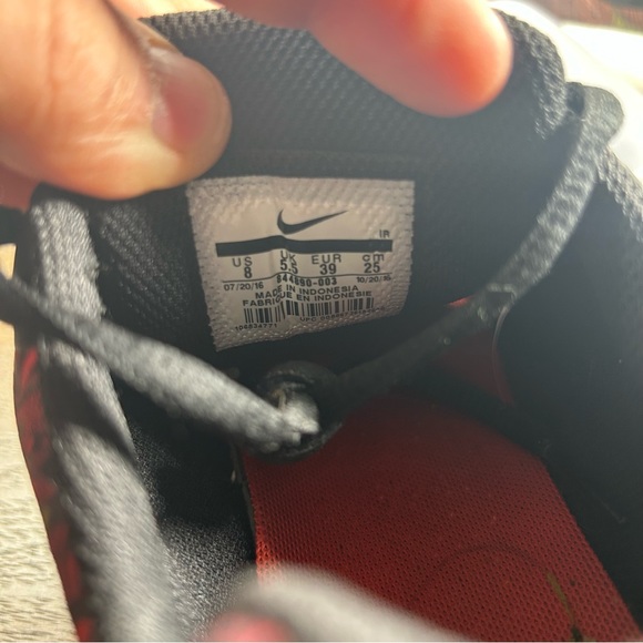 Nike Air Max Motion Black/Red Athletic Shoes Women's size 8 - Picture 6 of 7